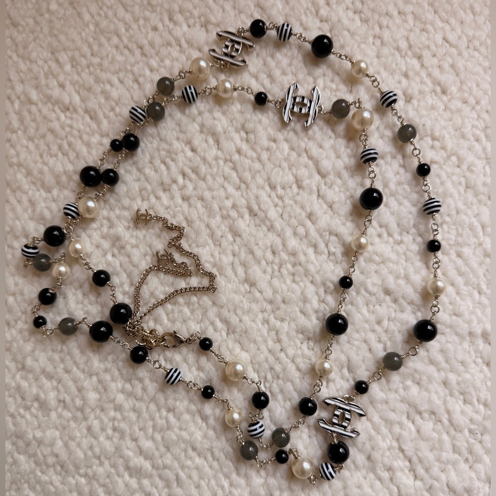 🤍Vintage Chanel Multicolor Beaded CC Necklace Pearls, Black & White Glass Beads🖤 - Picture 9 of 16